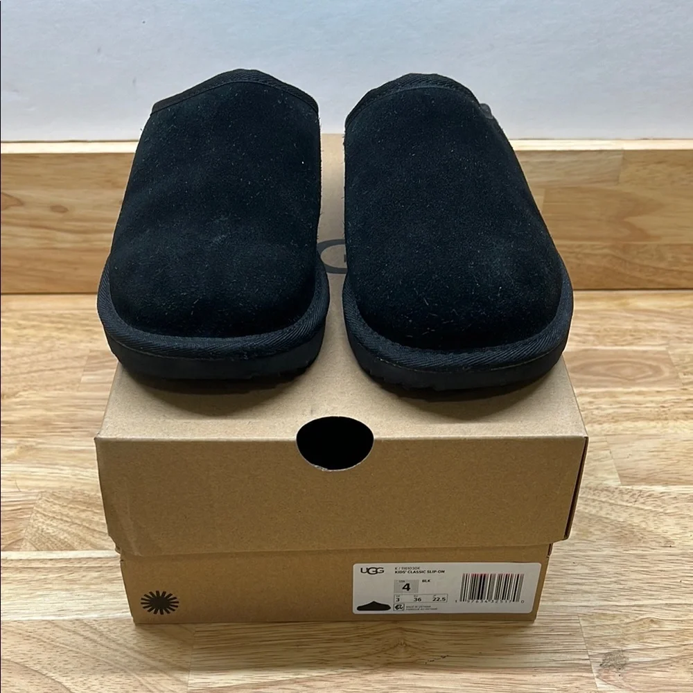 UGG 4 Youth‎ Kids Classic Slip On Black Suede Slippers